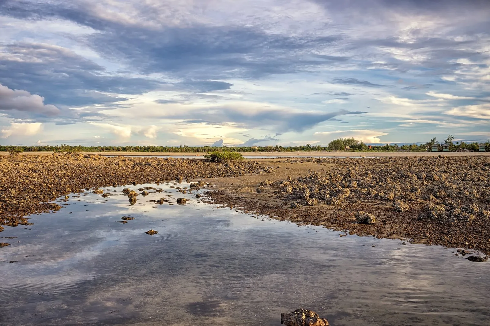 Água espelhada e bancos de areia em Barra Grande