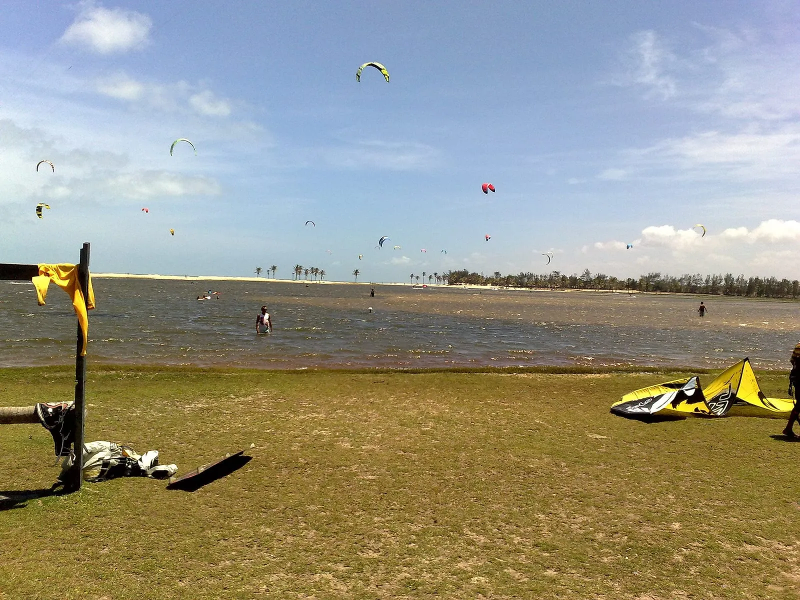 Kites na Lagoa do Cauípe