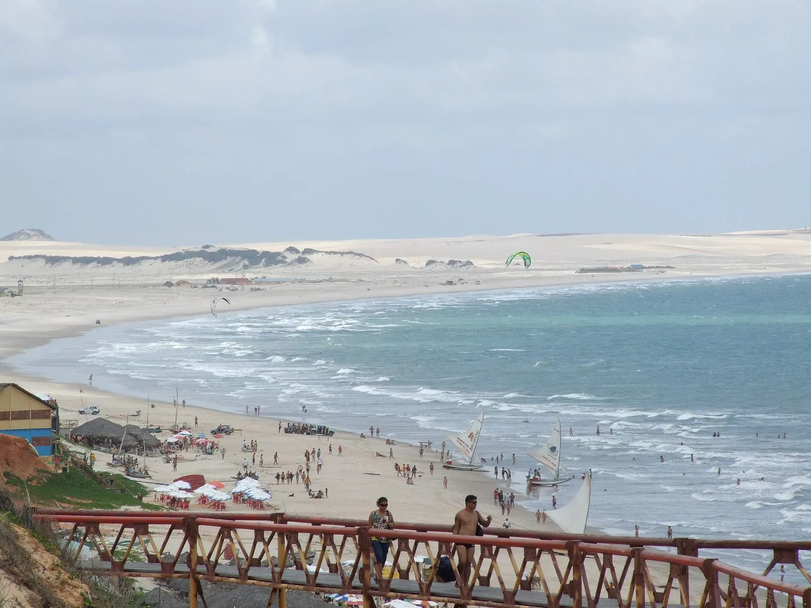 Kites em Canoa Quebrada, vizinha de Fortim