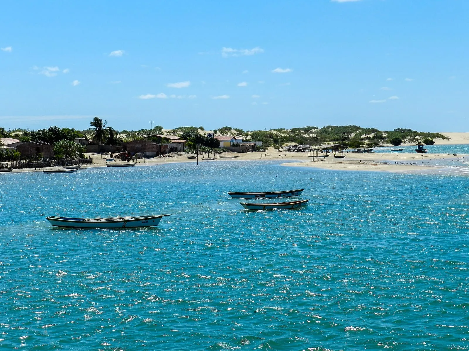 Barcos de pesca na água calma de Galinhos