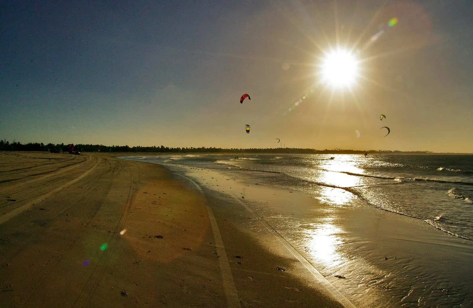 Kites no fim de tarde em São Miguel do Gostoso