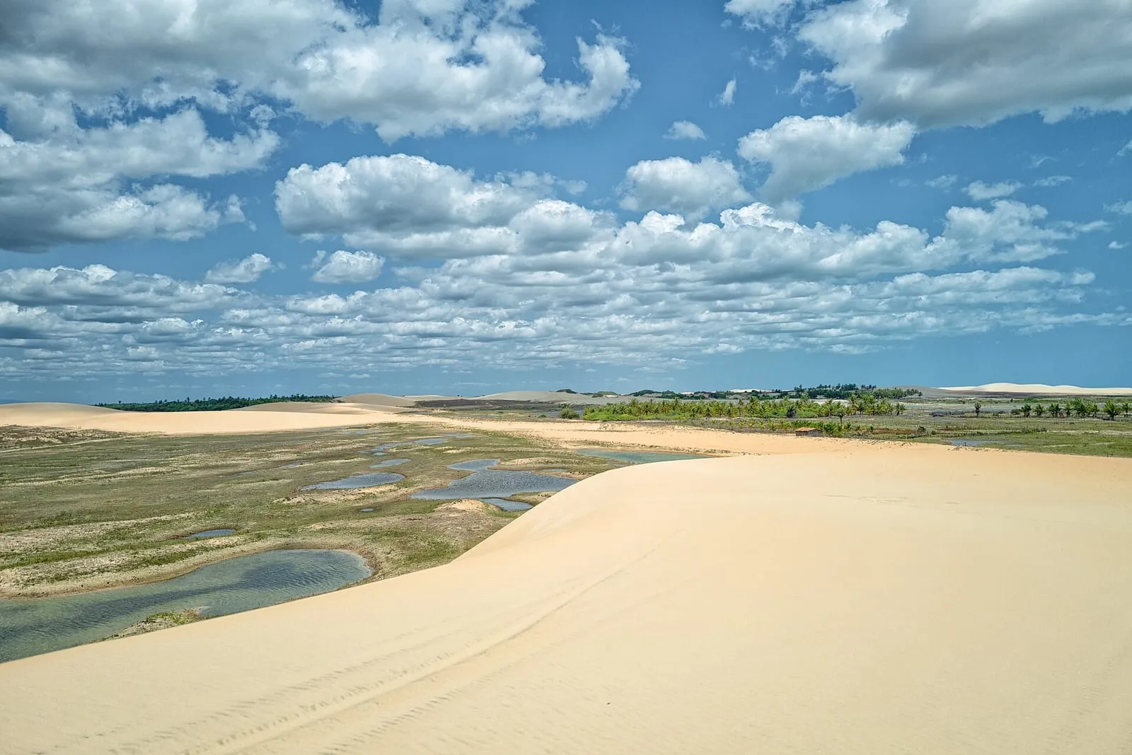 A lagoa de Tatajuba cercada de dunas