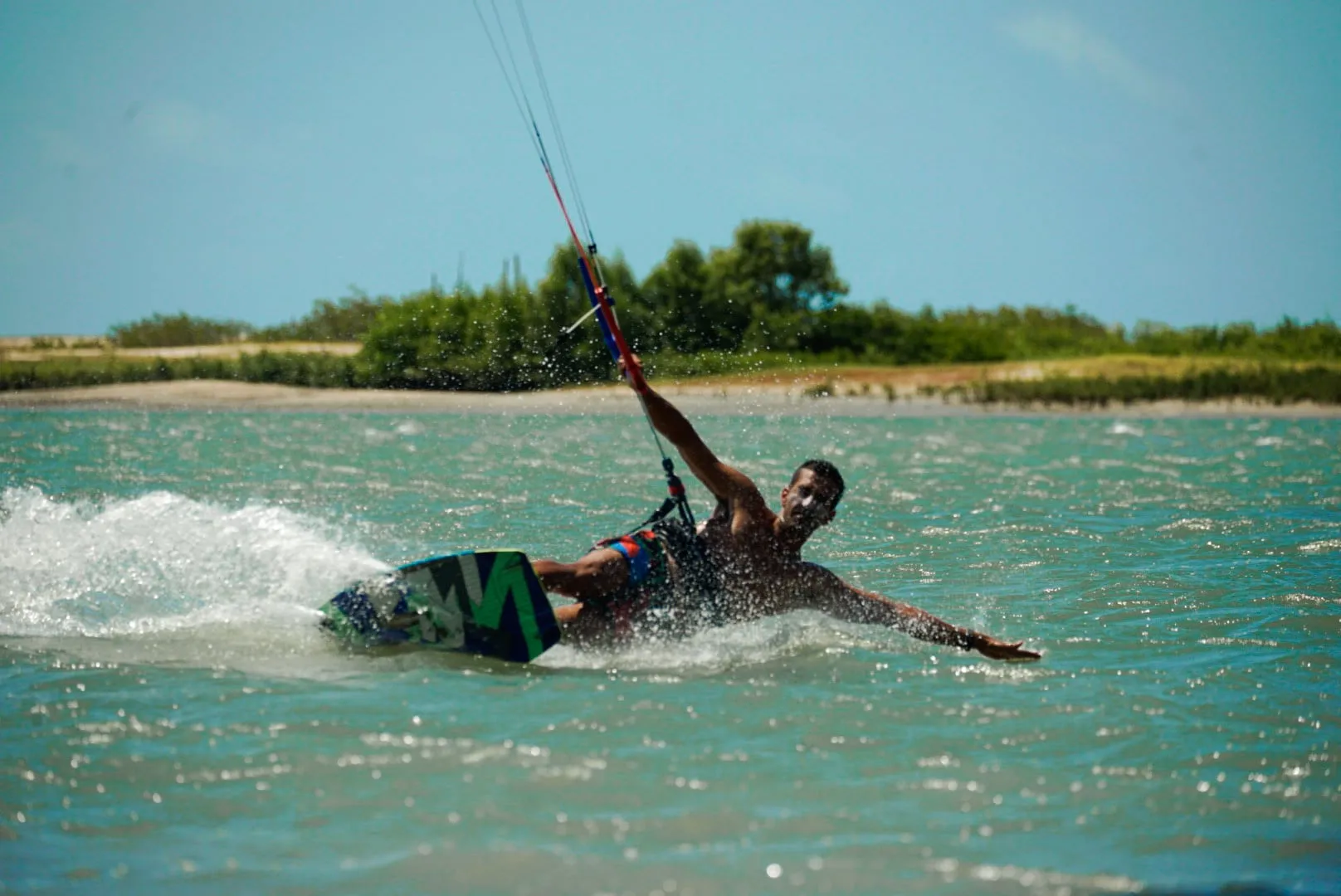 Kitesurfista velejando em uma lagoa em Jericoacoara
