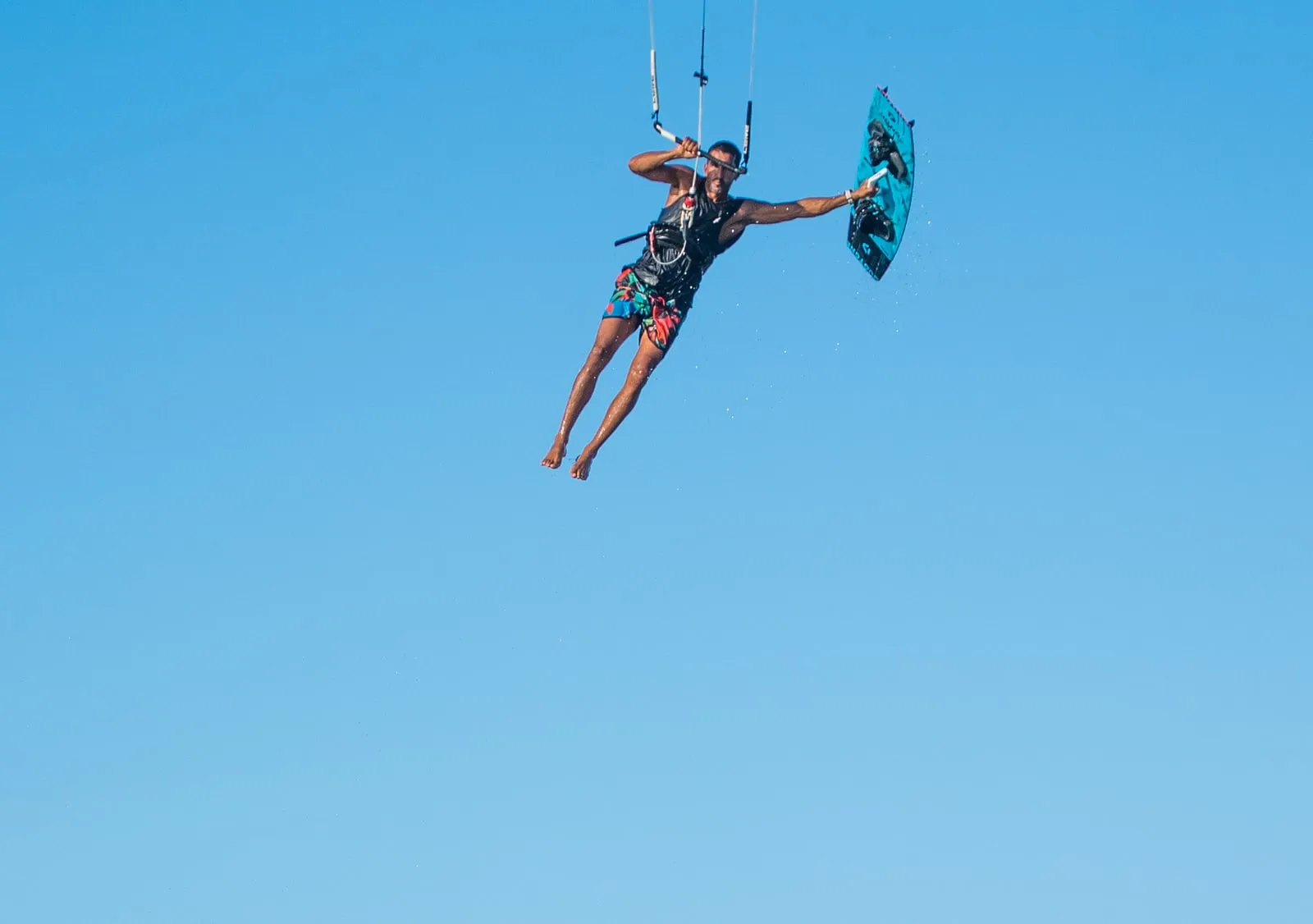 Kitesurfista saltando alto sobre o mar de Jericoacoara